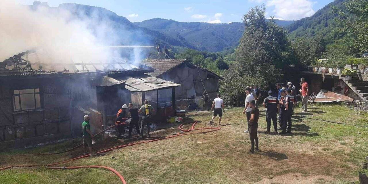 İki katlı ev yandı