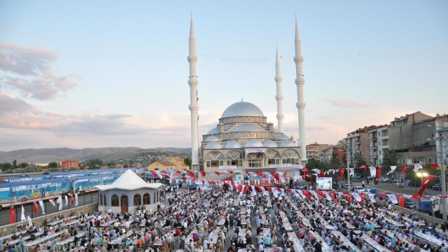 Yozgat'ta 6 Bin Kişiye İftar Verildi