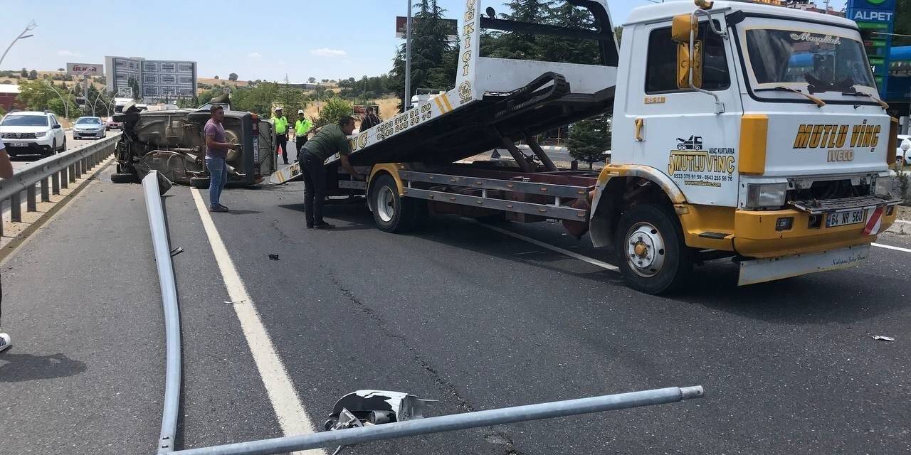 Kontrolden çıkan otomobil yan yattı; 3 yaralı