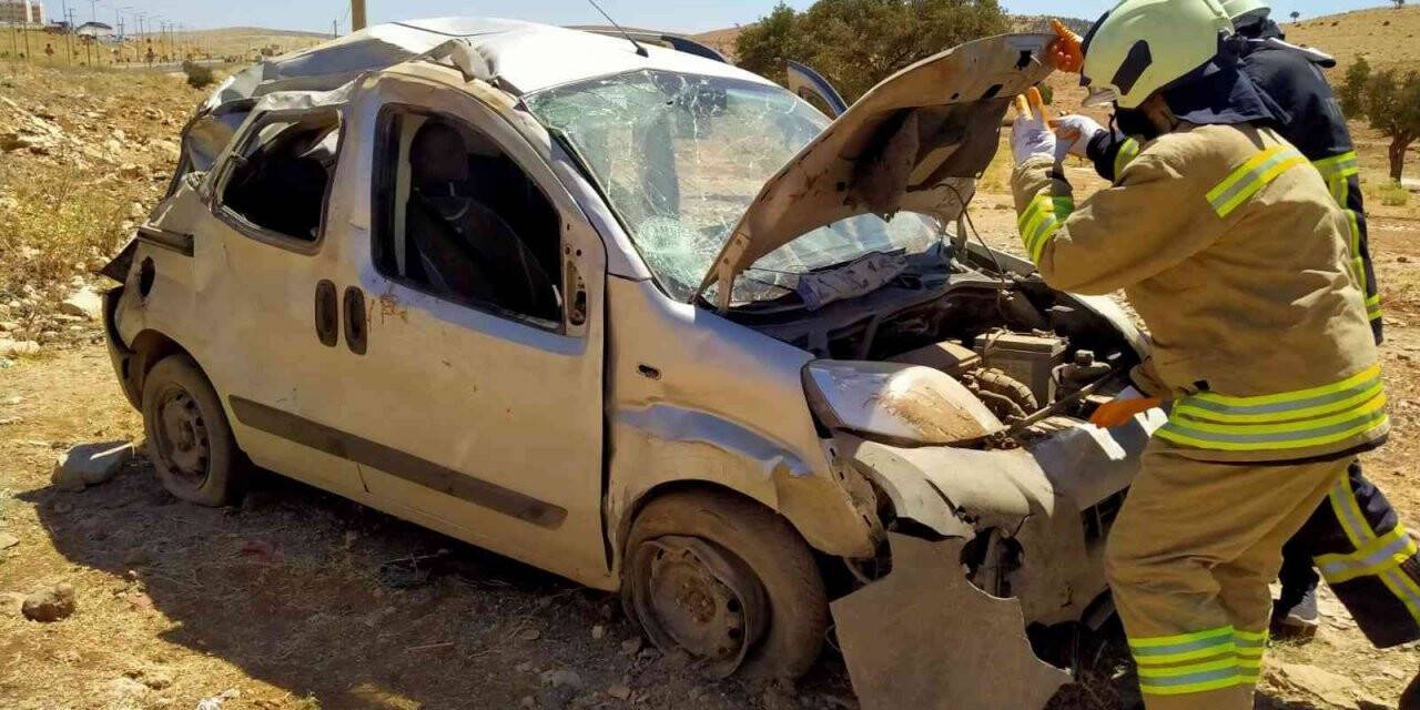 Mardin’de hafif ticari araç yoldan çıktı: 3 yaralı