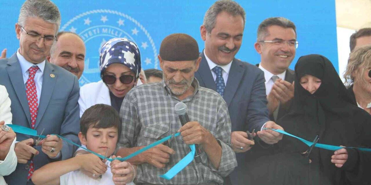 Bakan Mahmut Özer: “2022-2023 yılı Erzurum’da eğitim yatırımı 1 milyar liranın üzerinde olacak”