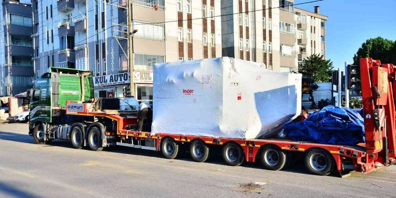 Tırın taşıdığı 40 tonluk pres makinesi yola devrildi