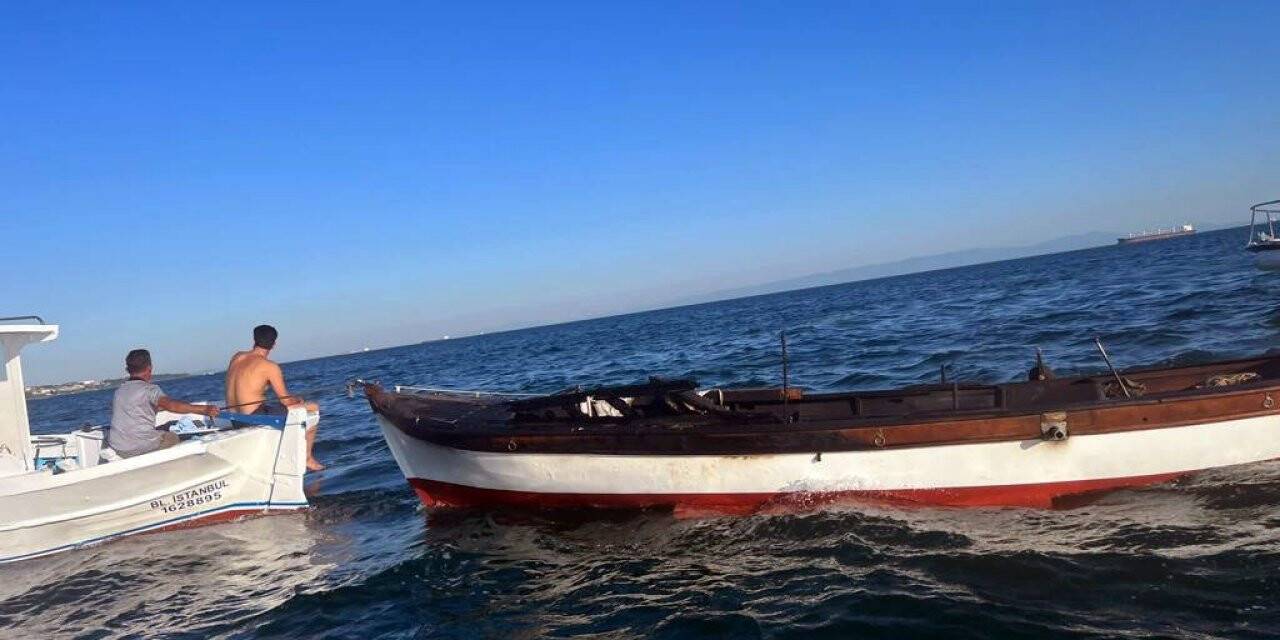 Küçükçekmece sahilde alev alan tekne jet ski ile söndürüldü