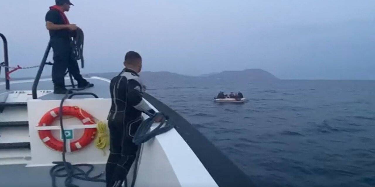 Çanakkale açıklarında sürüklenen bot içerisinde 10 düzensiz göçmen kurtarıldı