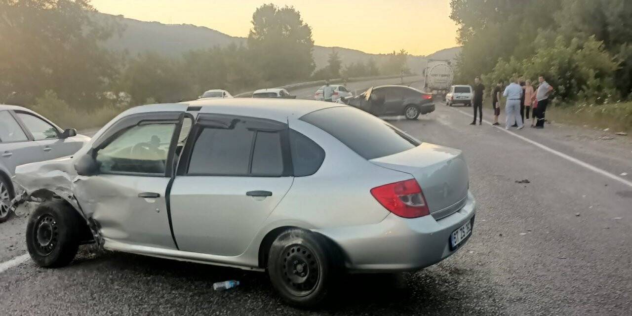 Karayolunda 4 araç birbirine girdi, 8 kişi yaralandı