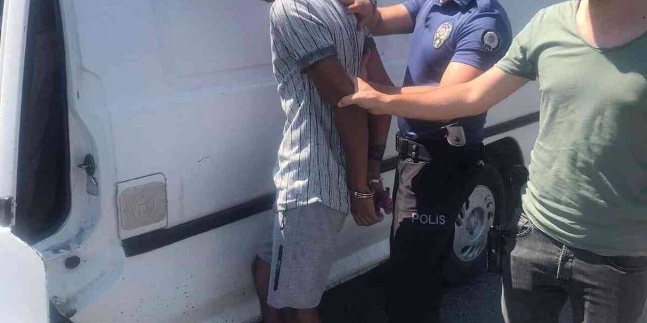 Üvey babasını öldürdüğü iddia edilen 17 yaşındaki genç, dedesiyle kaçarken yakalandı