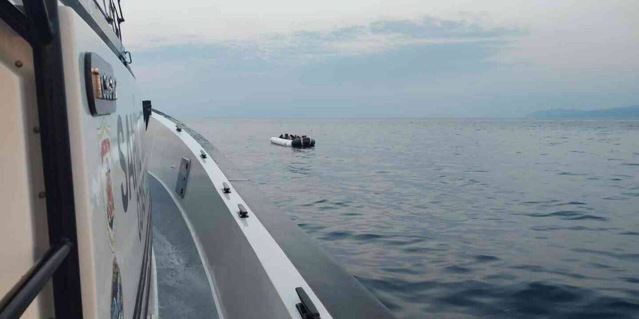 İzmir açıklarında 42 düzensiz göçmen kurtarıldı, 22 göçmen yakalandı
