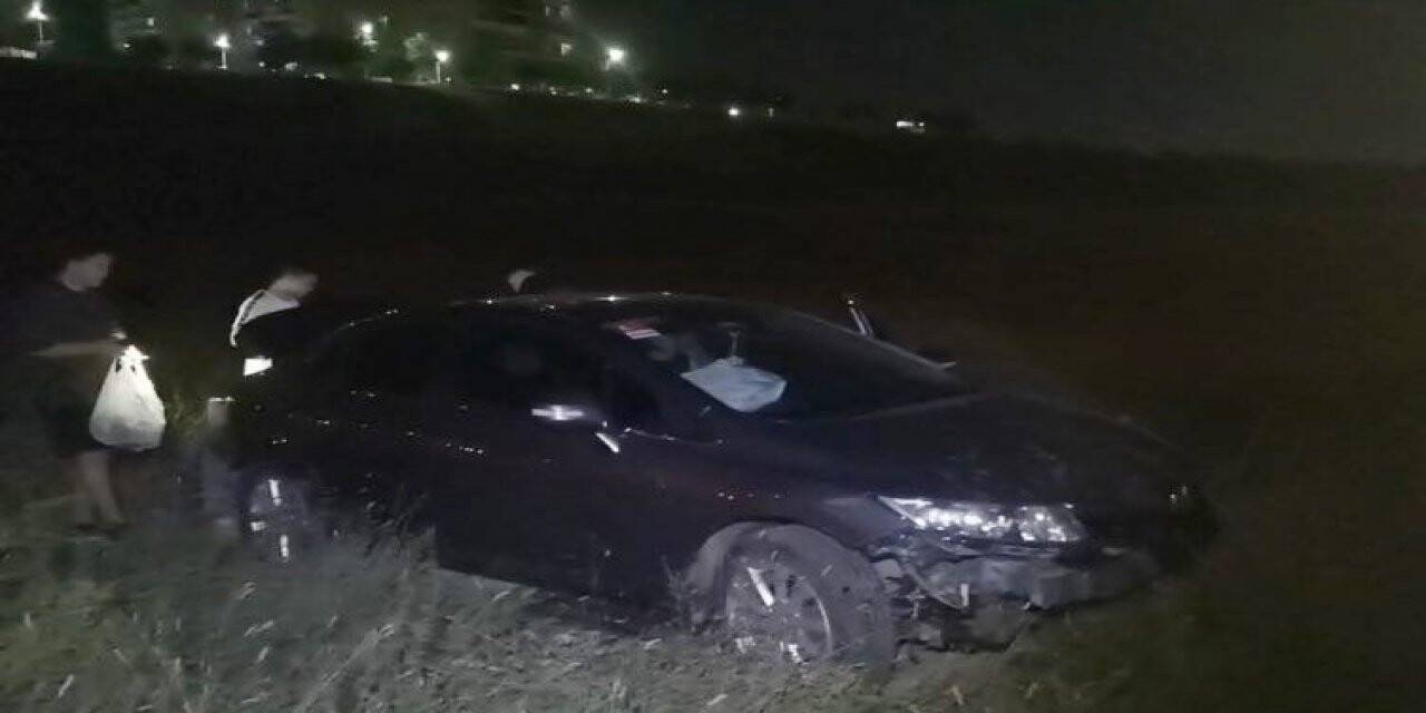 Sürücüsünün hakimiyetini kaybettiği otomobil boş araziye uçtu: 2 yaralı