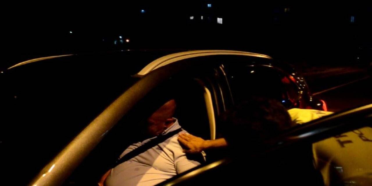 Yol ortasında direksiyon başında sızdı, polis uyandırmak için yarım saat dil döktü