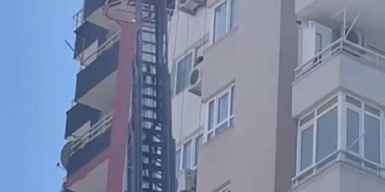 Boya yapan işçiyi emniyet kemeri kurtardı