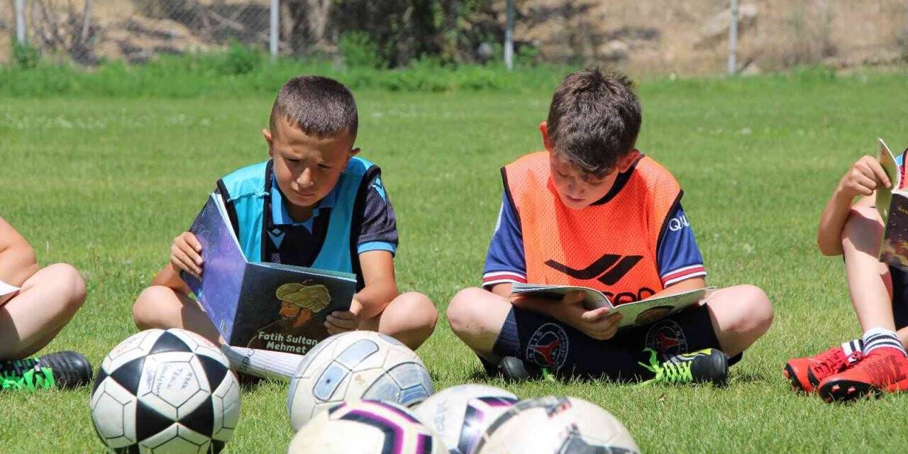Önce kitap okuyorlar, sonra futbol oynuyorlar