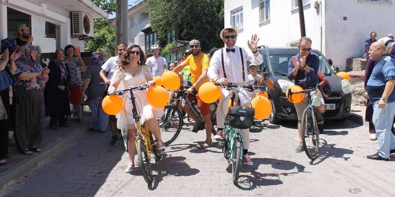 Çanakkale’de bisikletle gelin konvoyu düzenlendi