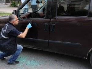 OTOMOBİLİN CAMINI KIRIP 15 BİN LİRALIK ALTINI ÇALDILAR