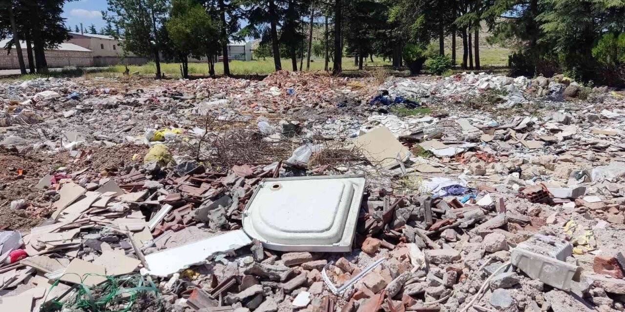 Yıkılan okulun bulunduğu arazi çöplüğe döndü