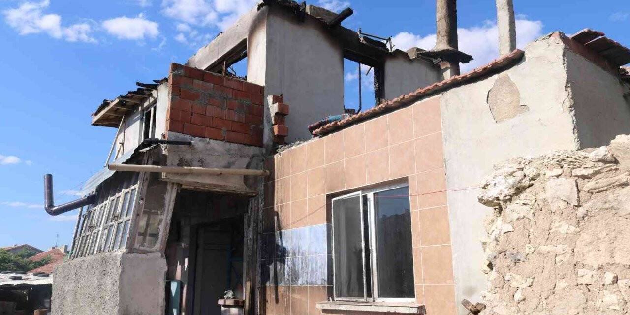 Elektrik kontağından çıkan yangında ev kullanılamaz hale geldi