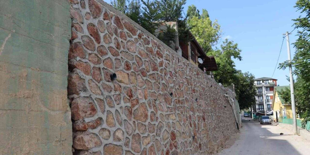 Yağmurda hasar alan istinat duvarı yıkıldı, yenisi inşa edildi