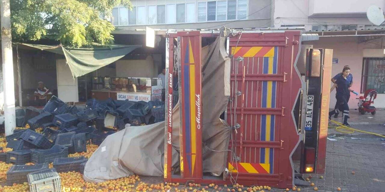 Kayısı yüklü kamyon devrildi: 3 yaralı