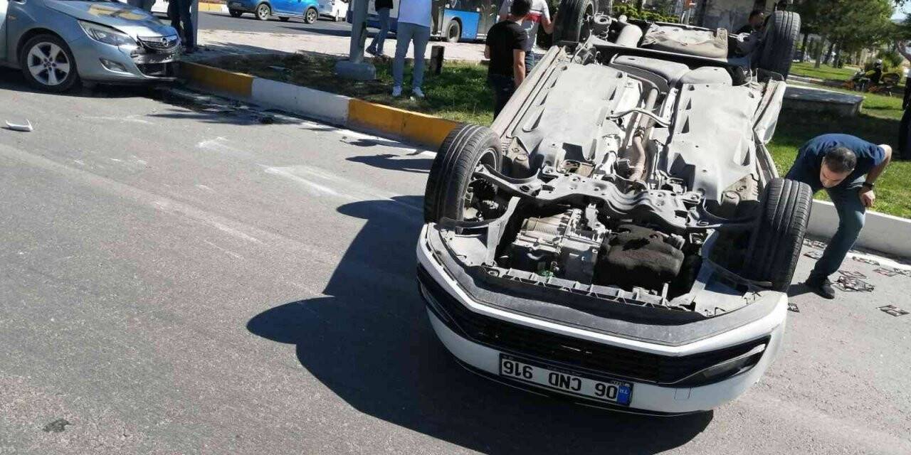 Elazığ’da iki otomobil çarpıştı biri ters döndü: 1 yaralı