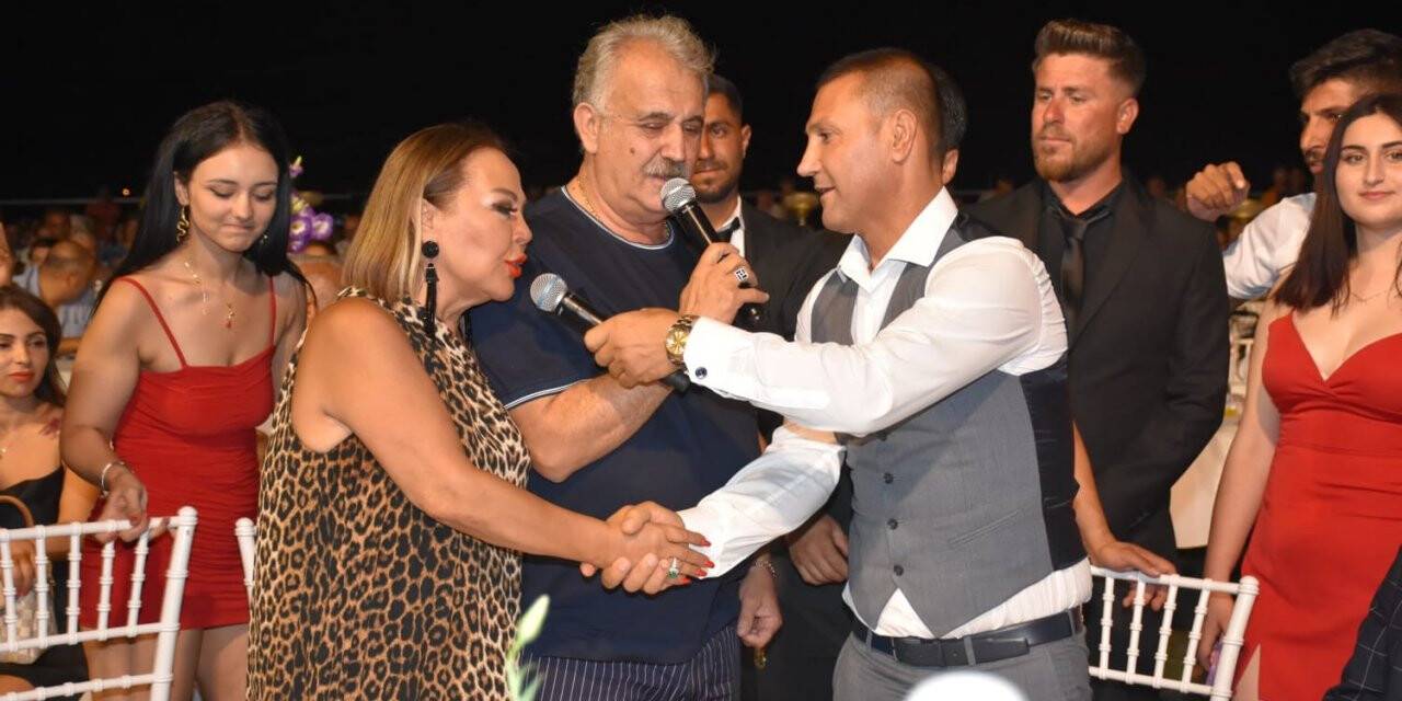 Ünlü sanatçılar lüks konutların pazarlığını sahnede yaptı