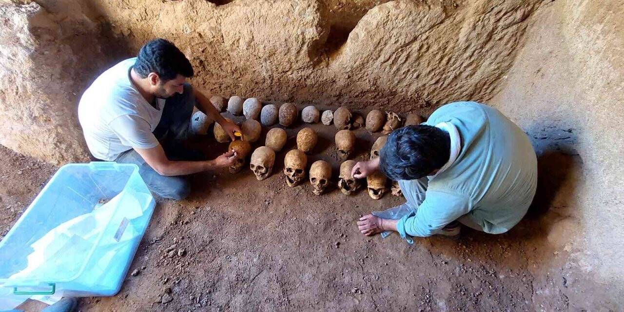 Kaçak kazı yapılan mezar odasından 27 iskelet çıktı