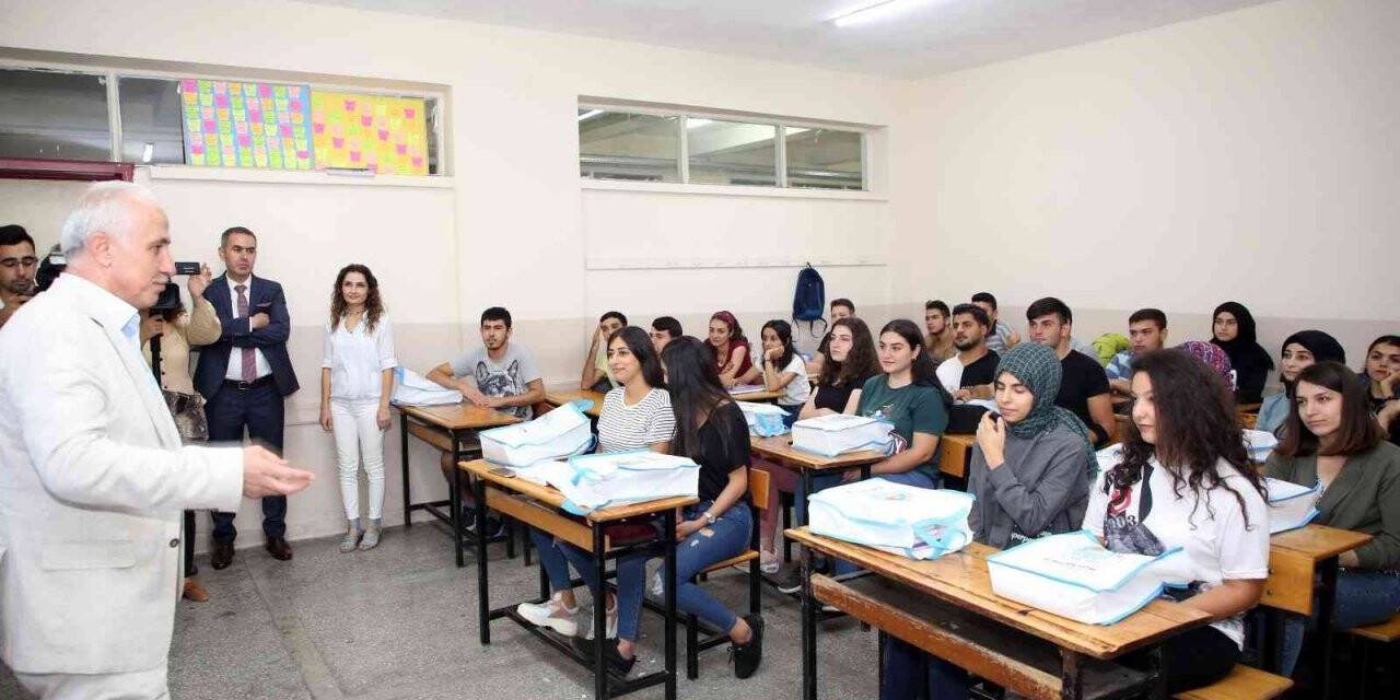 Akdeniz Belediyesi Etüt Merkezinden tercih yapacak gençlere destek