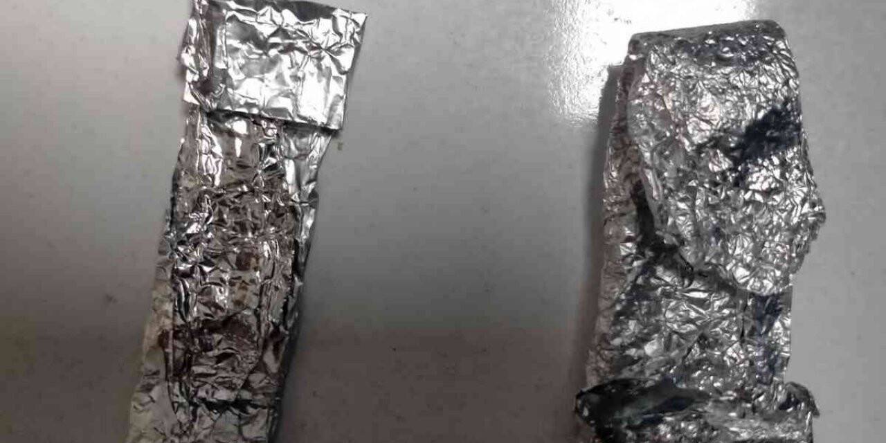 Güven timlerini gördü, uyuşturucu maddeyi yere attı