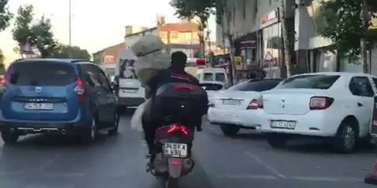 Küçükçekmece’de kendisinden büyük yük taşıyan motosikletli kamerada