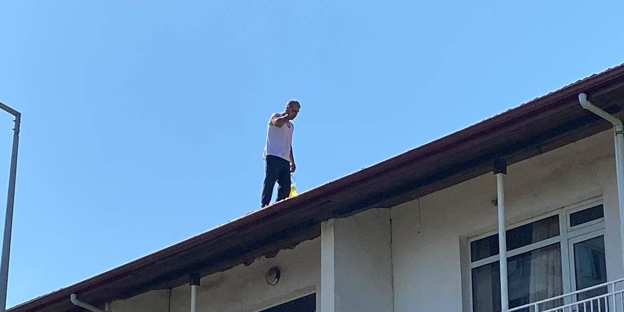 İşten atılınca çatıya çıktı, ikna edilmesi 3 saat sürdü