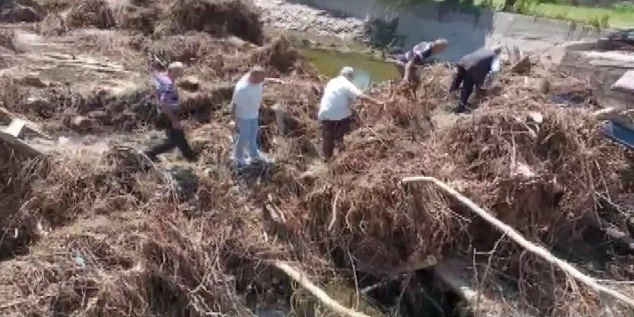 Köprüsü yıkılan köylüler, ağaç köklerinden yaptıkları patika yol ile karşıya geçiyor