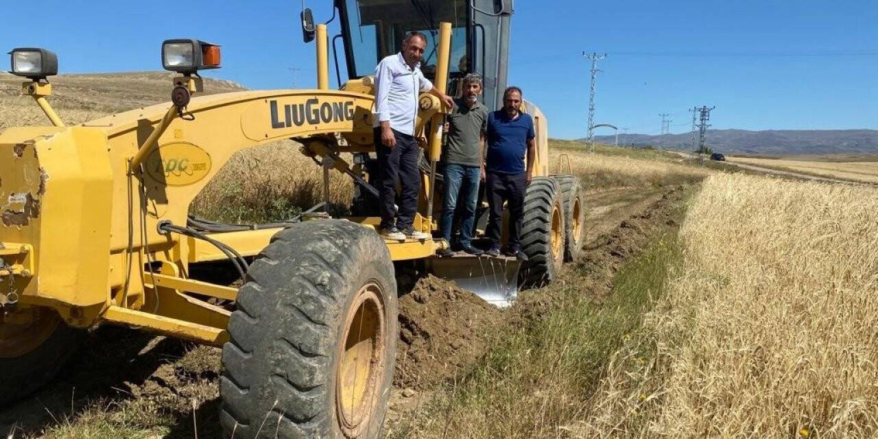 Hasat döneminde arazi yollarında düzenleme yapılıyor