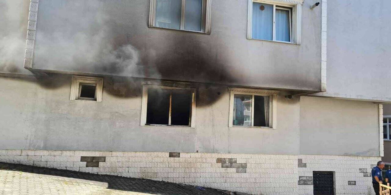 Kapıcı dairesinde çıkan yangında 2 kişi dumandan etkilendi