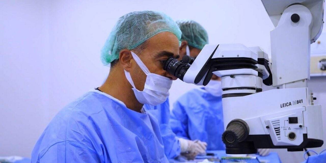 Doktor meslektaşlarını gözlükten kurtardı