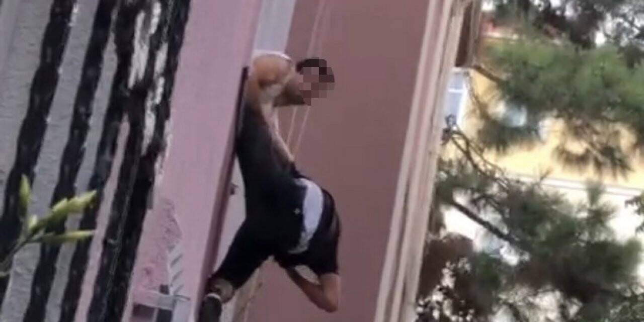 Beyoğlu’nda ev sahibi yakaladığı hırsızı camdan sarkıttı: O anlar kamerada