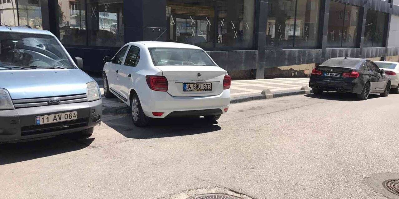 Kaldırıma çıkarak park eden sürücüye tepki