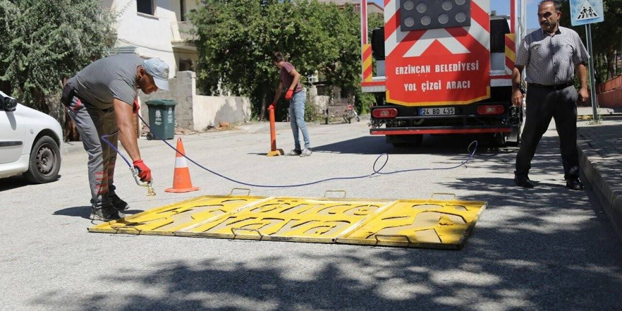 Yaya geçidi çizgileri boyanıyor