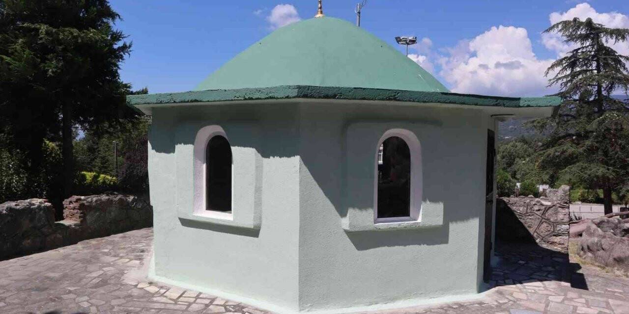 Zarar verilen türbe yeniden onarıldı