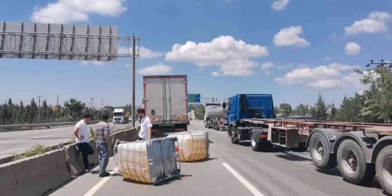 Kimyasal sıvı dolu tanklar tırdan yola düştü