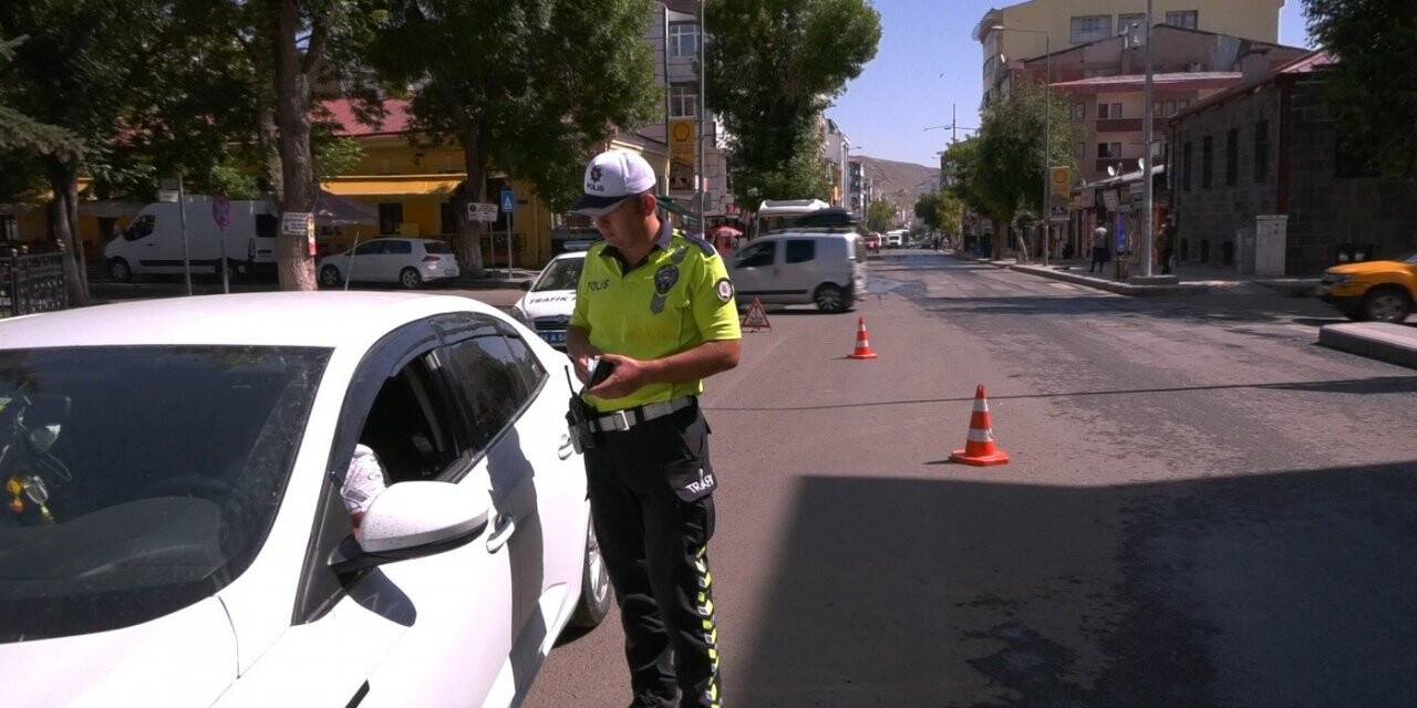Kars’ta trafik uygulamaları sürüyor