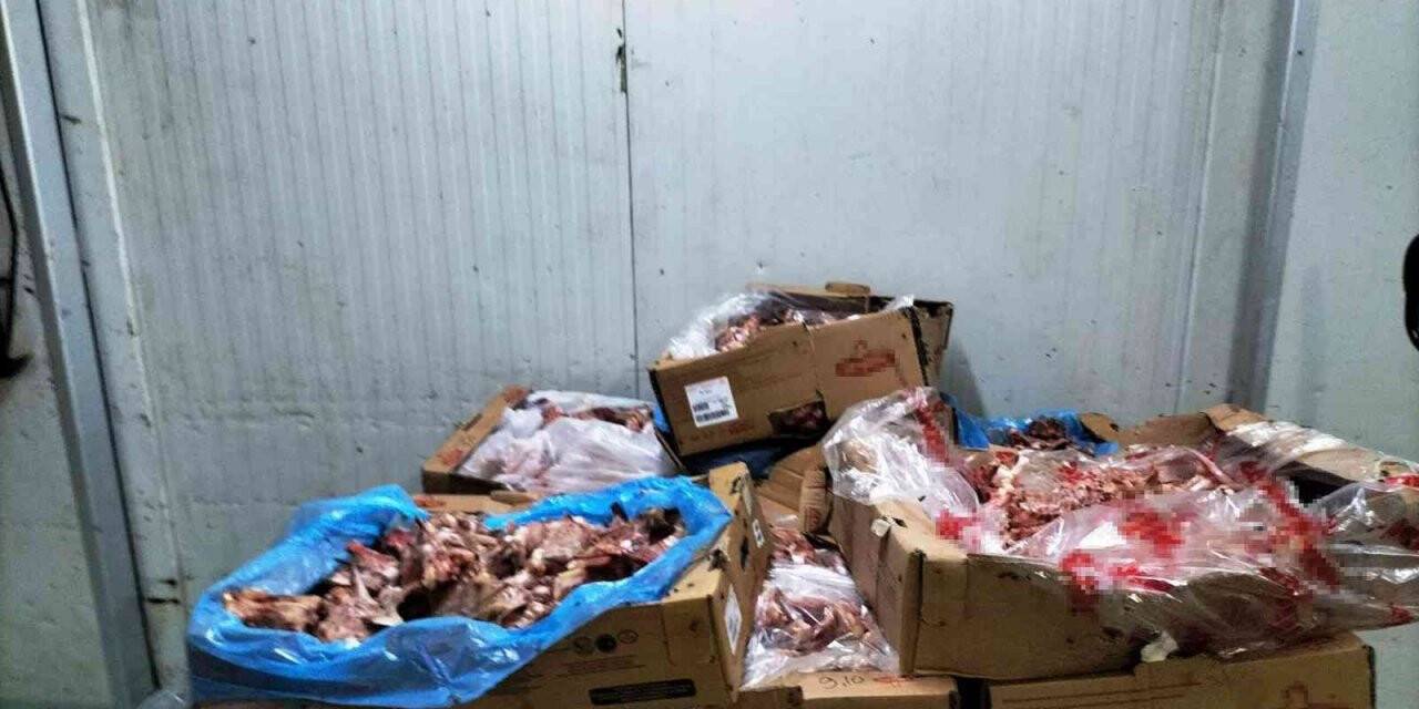 Bursa’da tarihi geçmiş tavukları piyasa süreceklerdi, zabıtaya yakalandılar