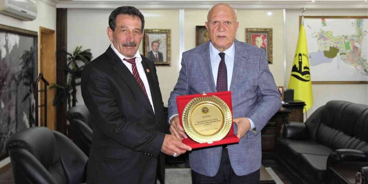 Mevlütoğulları’ndan Başkan Pekmezci’ye teşekkür plaketi