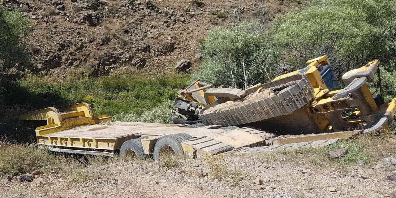 Bayburt Özel İdaresi’ne ait iş makinesi dereye devrildi