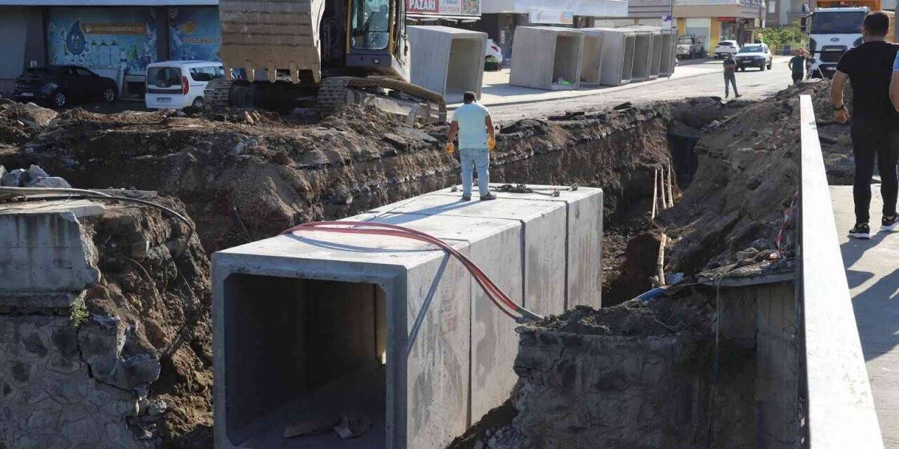 Altınordu’da 30 yıllık yağmur suyu hattı sil baştan yenileniyor