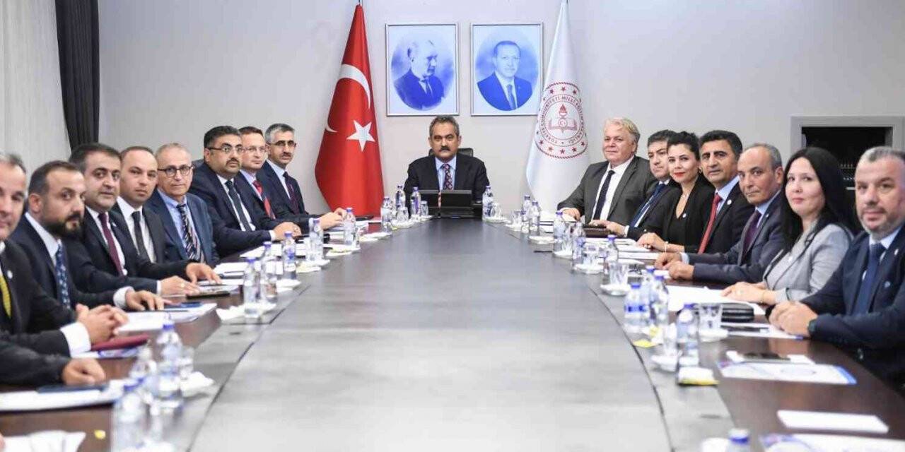 Bakan Özer, özel eğitim ve rehabilitasyon merkezleri dernek ve federasyon başkanlarını kabul etti