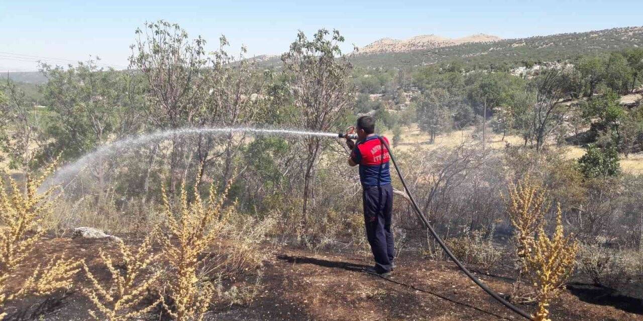 Ormanlık alanda çıkan ot yangını korkuttu