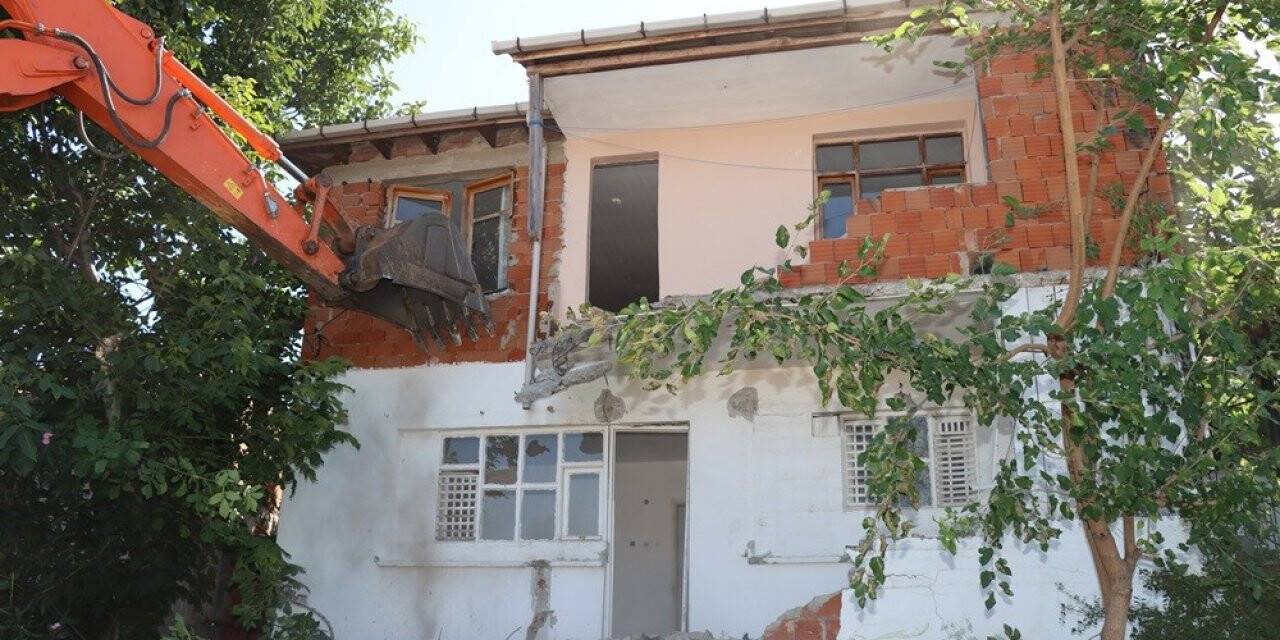 Yalova’da kentsel dönüşüm için ilk bina yıkımı yapıldı