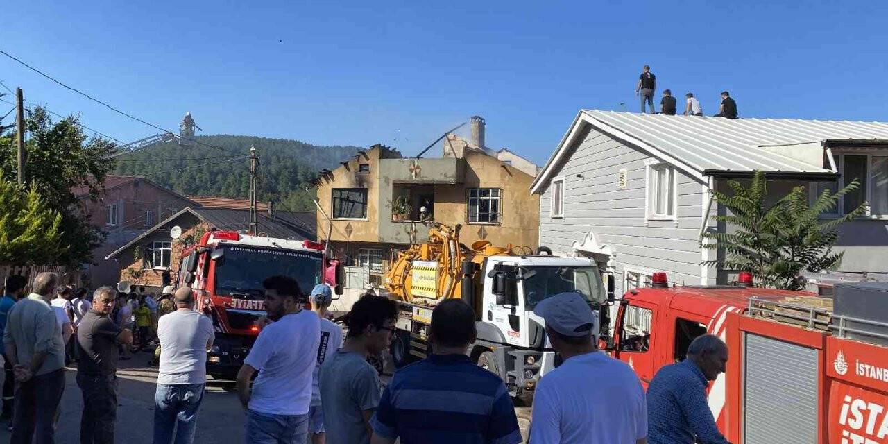 Beykoz’da çatı yangını alt kattaki daireye sıçradı