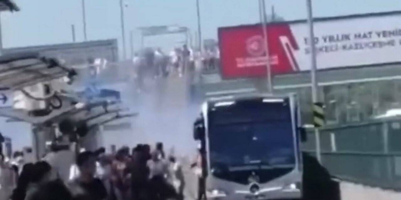 Üsküdar’da metrobüsten dumanlar çıktı, panikle yolcular tahliye edildi