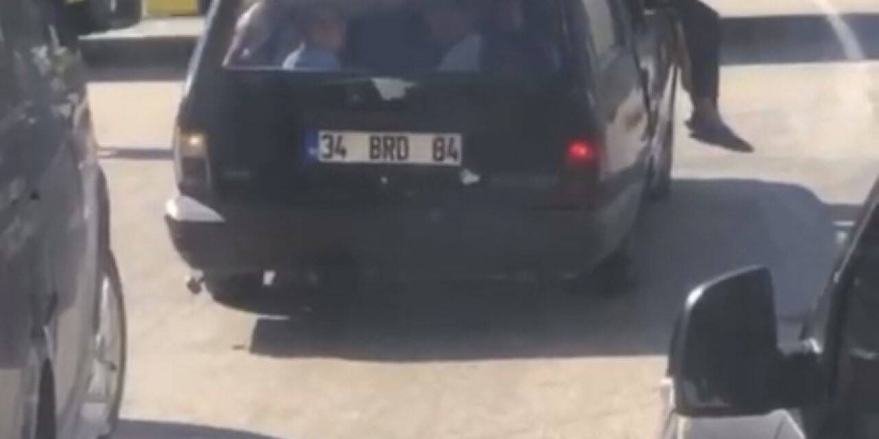 9 kişi otomobilde, bir kişi kaputun üzerinde yolculuk yaptılar