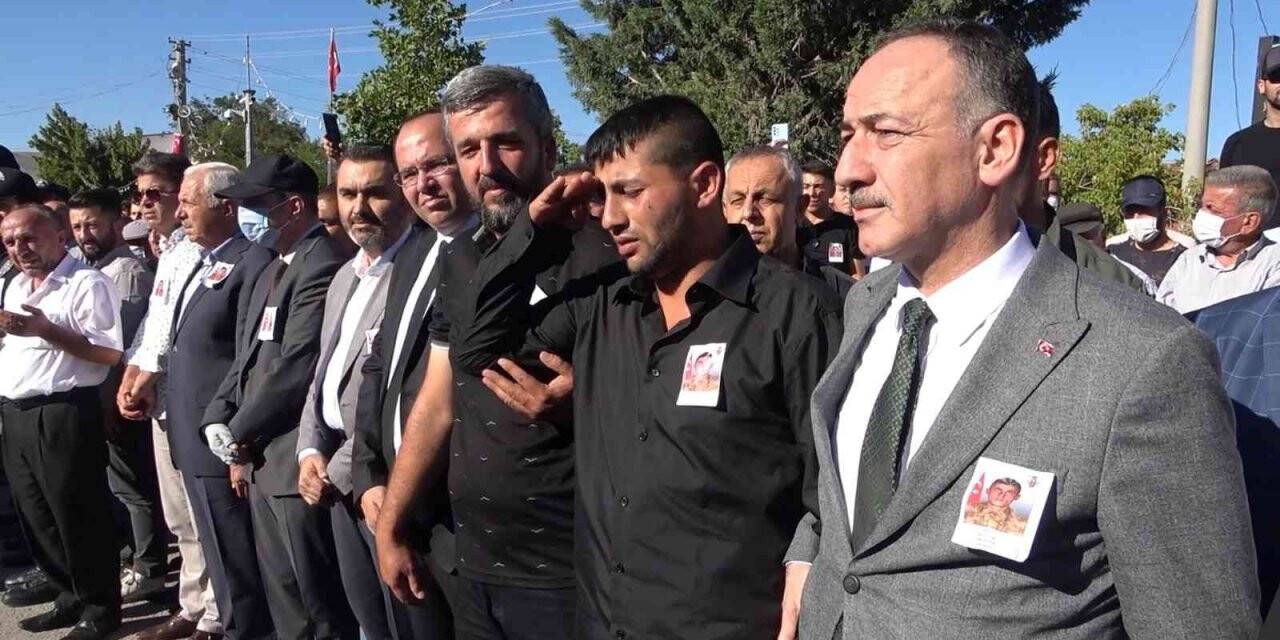 Şehit ağabeyini asker selamı ile uğurladı