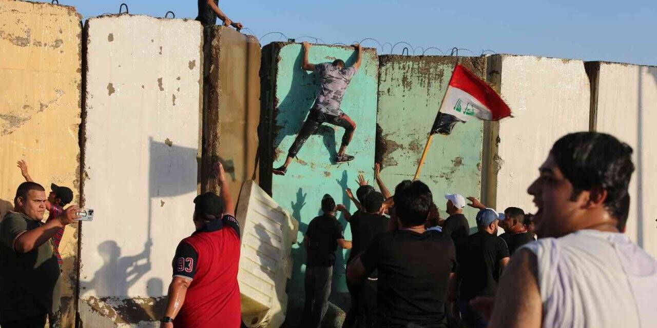 Irak’ta Şii lider Sadr’ın destekçileri parlamentoyu bastı